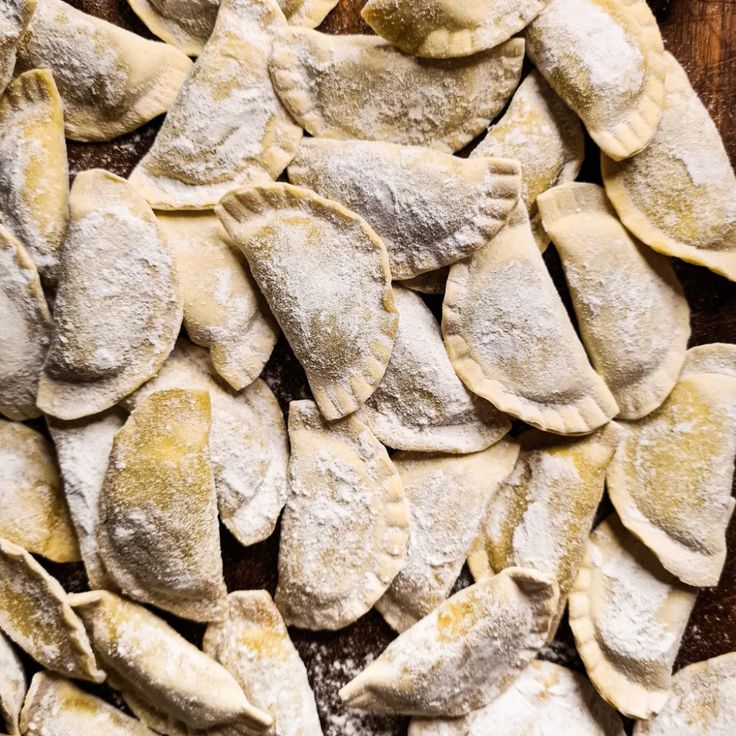 Tordelli appena chiusi sulla spianatoia infarinata