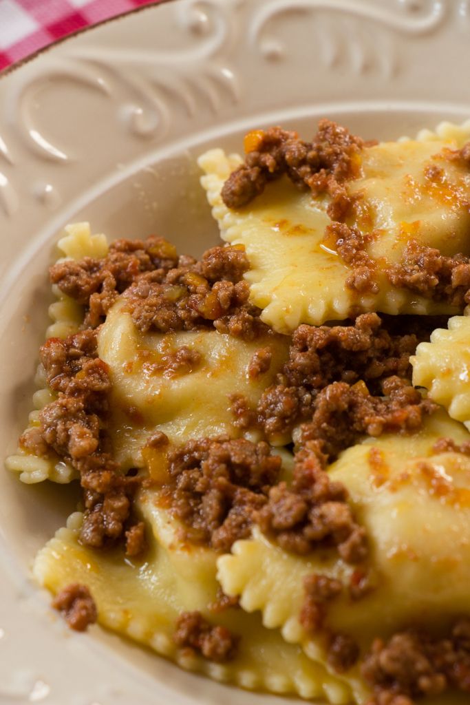 Tordelli al ragù nel piatto di ceramica