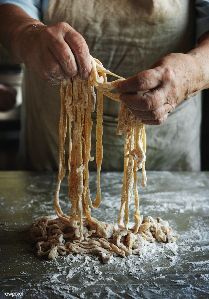 Pasta tirata a mano sulla spianatoia
